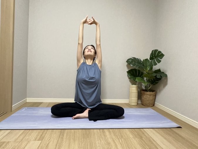 両手の指を絡めて、背伸びをしたら、そのまま上半身を大きく回す。