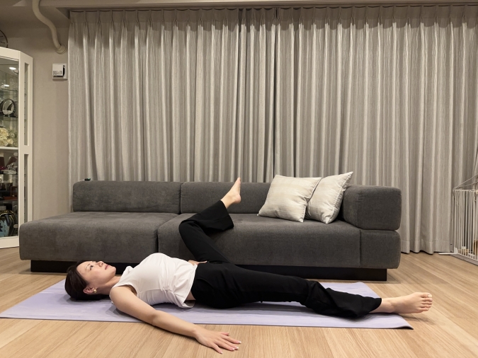 反対側の脚も同様に行う。