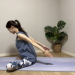 背筋を伸ばして座り、両腕を体の後ろへまっすぐ伸ばす。