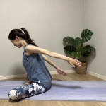 手のひらを内側に向けたまま、腕を小さく上下に動かす。