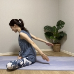 手のひらを内側に向けたまま、腕を小さく上下に動かす。