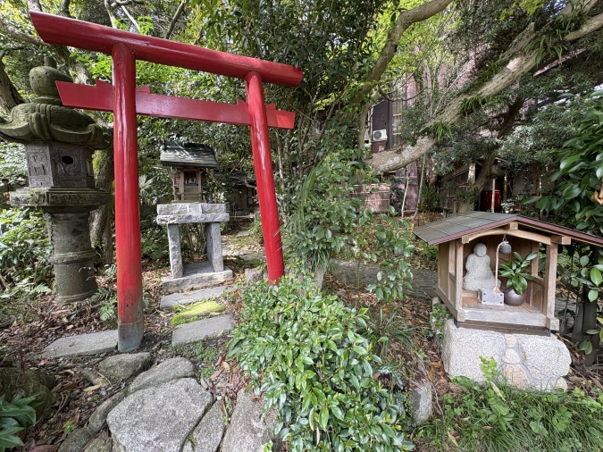 大丸別荘　庭（稲荷と地蔵）