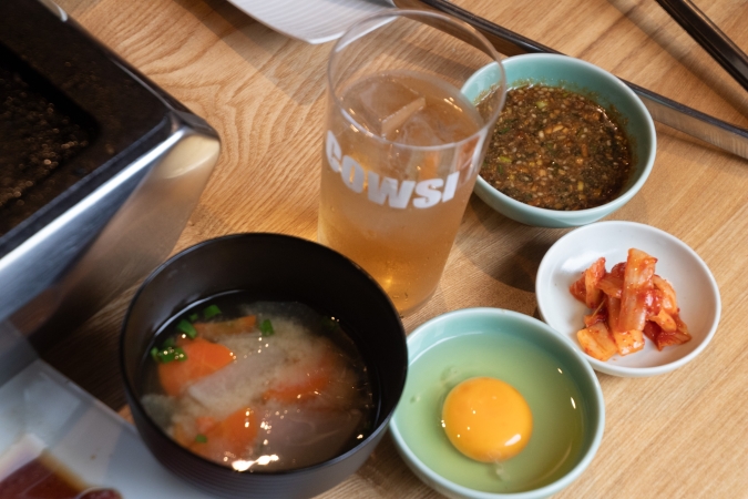 ランチの生卵とお味噌汁