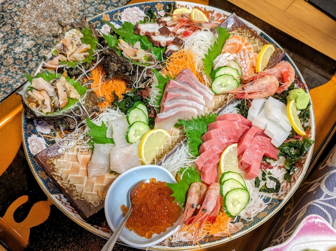 『お刺身盛り合わせ』（2,200円～）※写真は5～6人前