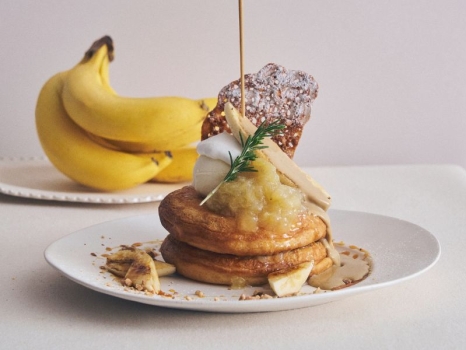 カフェ＆ブックス ビブリオテーク　キャラメルバナナとバナナコンフィチュールのパンケーキ ほうじ茶カスタードソース