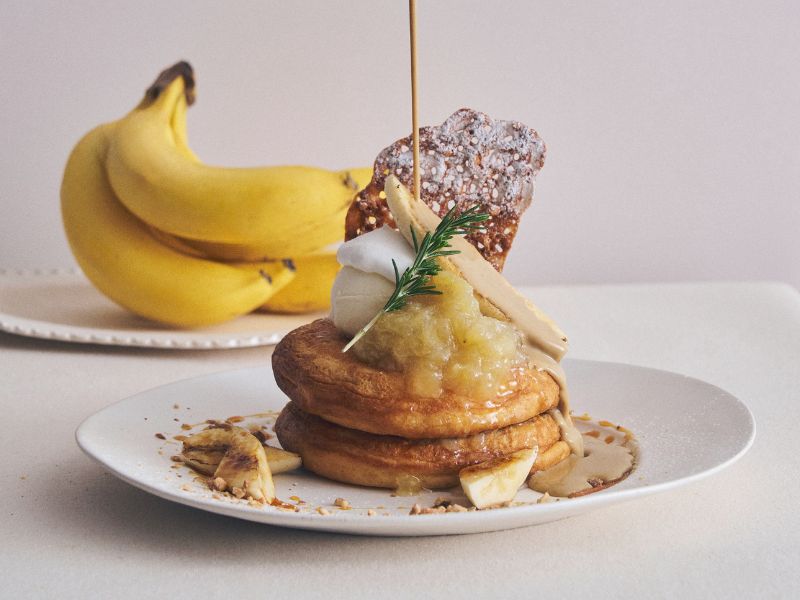 カフェ＆ブックス ビブリオテーク　キャラメルバナナとバナナコンフィチュールのパンケーキ ほうじ茶カスタードソース