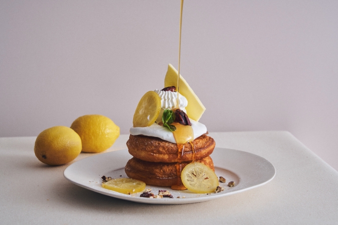 カフェ＆ブックス ビブリオテーク　塩バニラクリームとシュガーバターのパンケーキ レモンティーソース