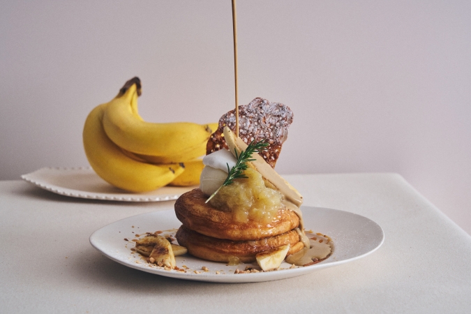 カフェ＆ブックス ビブリオテーク　キャラメルバナナとバナナコンフィチュールのパンケーキ ほうじ茶カスタードソース