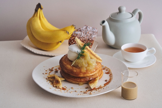 カフェ＆ブックス ビブリオテーク　キャラメルバナナとバナナコンフィチュールのパンケーキ ほうじ茶カスタードソース