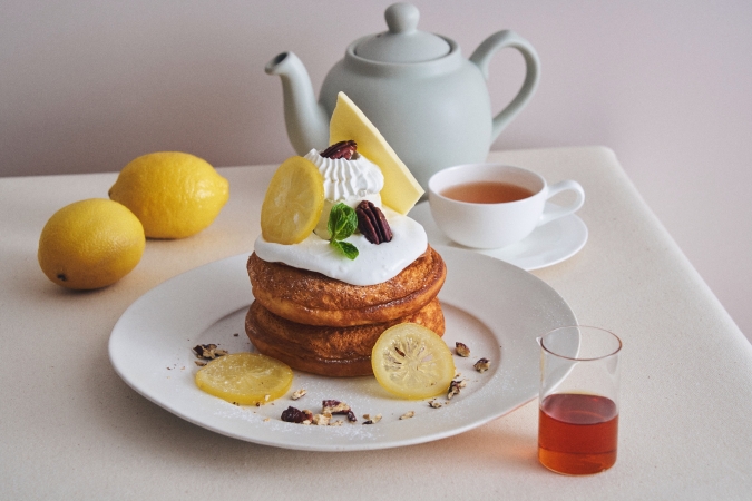 カフェ＆ブックス ビブリオテーク　塩バニラクリームとシュガーバターのパンケーキ レモンティーソース