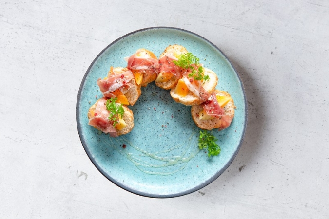 THE CRAFT Bar and Grill　クロスティーニ マンゴーとマスカルポーネ、ウイレライキハニー