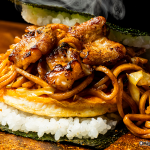 OnigiriBurger「ホルモン焼きそば（カレー風味）」バーガー
