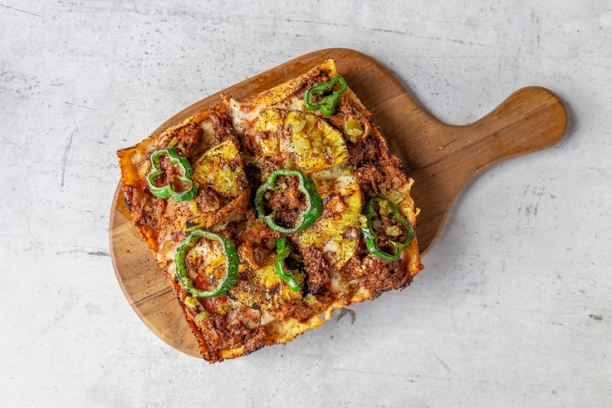 THE CRAFT Bar and Grill　パイナップルとプルドポークのデトロイトピザ