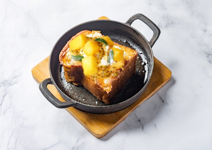 THE CRAFT Bar and Grill　飲めるフレンチトースト マンゴー & フレッシュリリコイソース