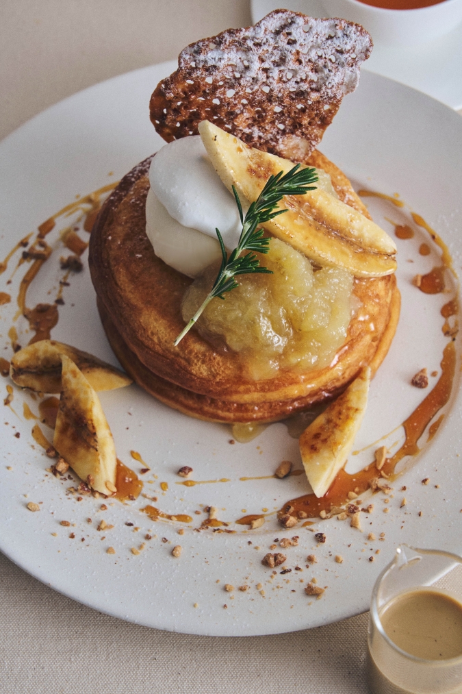 カフェ＆ブックス ビブリオテーク　キャラメルバナナとバナナコンフィチュールのパンケーキ ほうじ茶カスタードソース