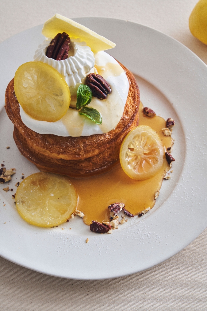 カフェ＆ブックス ビブリオテーク　塩バニラクリームとシュガーバターのパンケーキ レモンティーソース