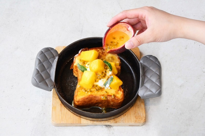 THE CRAFT Bar and Grill　飲めるフレンチトースト マンゴー & フレッシュリリコイソース