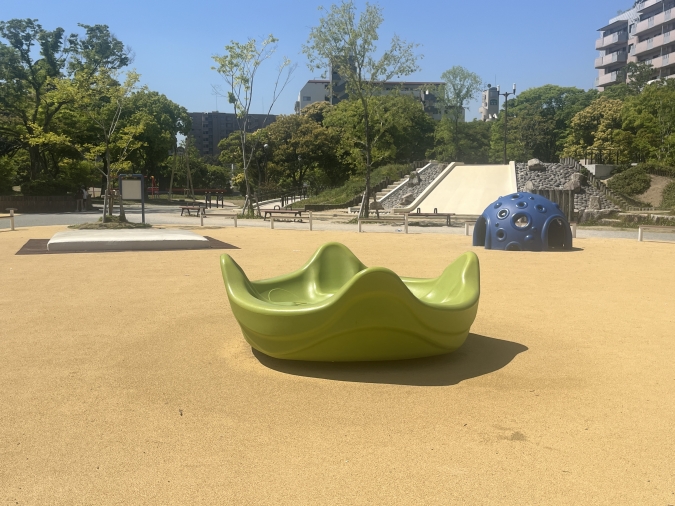 百道中央公園　トランポリン・ドーム型遊具・回転遊具