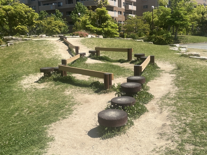 百道中央公園　木製平均台