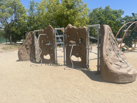 小田部中央公園　ボルダリング遊具