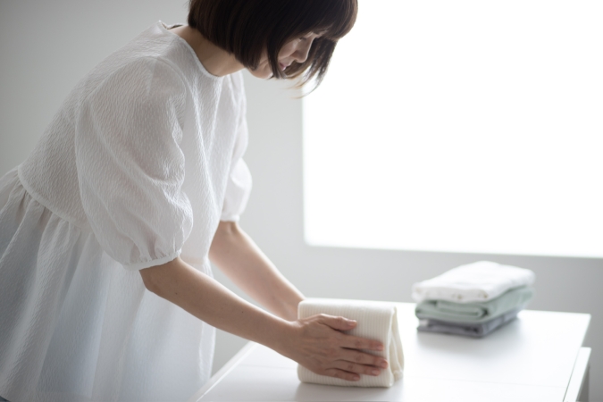 服をたたむ