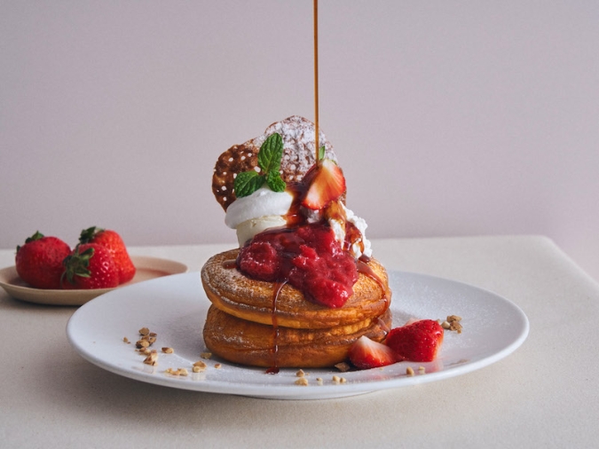 カフェ＆ブックス ビブリオテーク　いちごとルバーブ、ヨーグルトムースのパンケーキ アールグレイソース