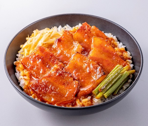 セブン-イレブン『マシッソ！韓国イチ推しグルメ』フェア／旨辛コチュジャン サムギョプサル丼（もち麦）