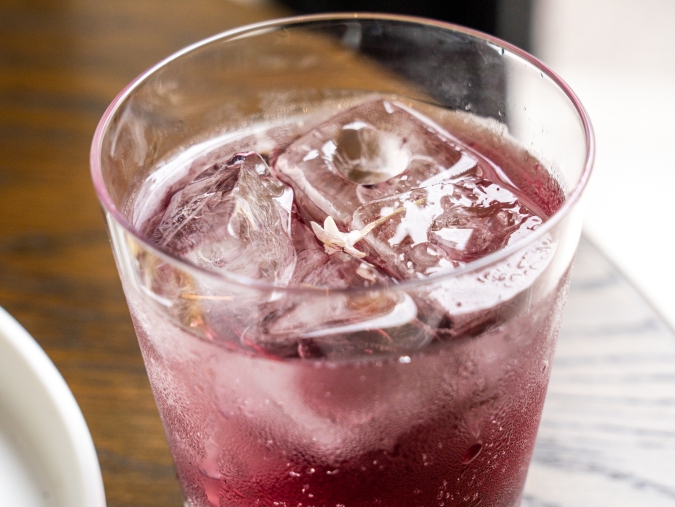 MORETHAN CAFE RESTAURANT LOUNGE ジャスミンと桃の乾杯酒ペリーニ