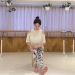 かかとは床につけたまま、つま先を内側・外側へゆっくり倒す