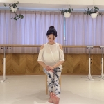 かかとは床につけたまま、つま先を内側・外側へゆっくり倒す