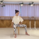 股関節から脚を内側・外側へゆっくり動かす