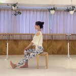 椅子に浅く座り、片脚を前へ伸ばす。