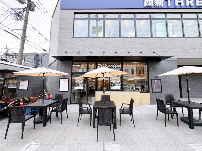 Chill Series & grit coffee　店頭のイートインスペース
