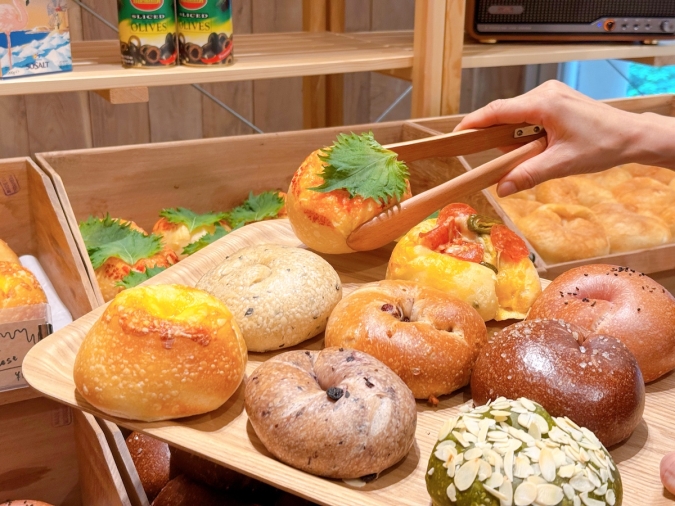 AREUM BAGEL　トングで撮る姿
