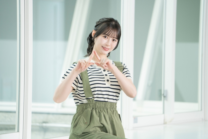 生田衣梨奈さん　インタビュー　私の推しごと　ARNEポーズ
