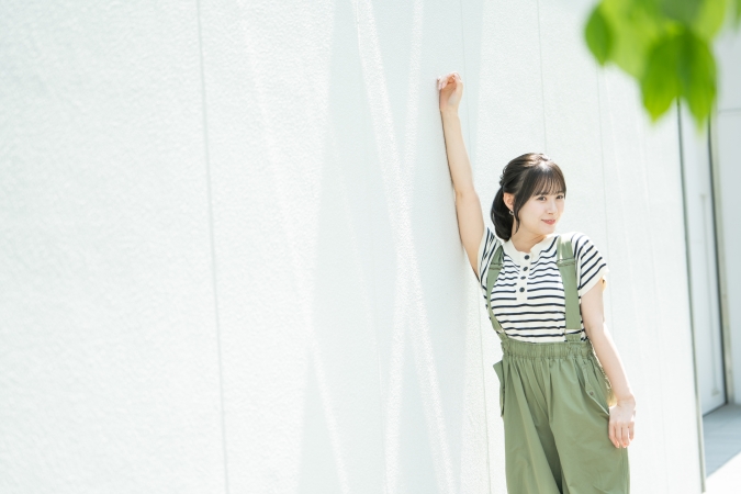 生田衣梨奈さん　インタビュー　ARNE「私の推しごと」　外での撮影カット