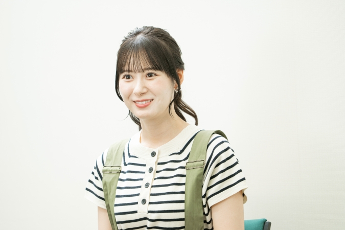 生田衣梨奈さん　インタビュー中の様子　ARNE「私の推しごと」