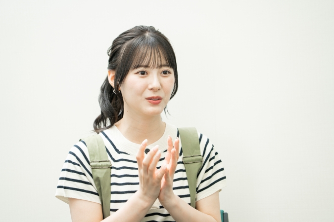 生田衣梨奈さん　インタビュー中の様子　ARNE「私の推しごと」