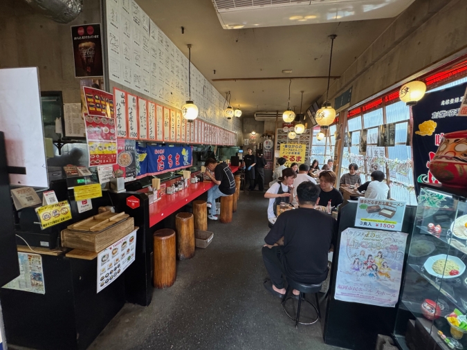 博多だるま 総本店店内