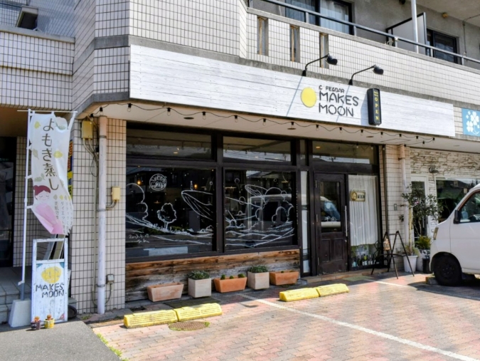 「makes moon(メイクスムーン)」店舗外観