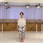 椅子に浅く座り、背筋を伸ばす。