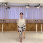 息を吐きながら、片膝をお腹の力を使って胸に近づけるように持ち上げ、ゆっくり下ろす。