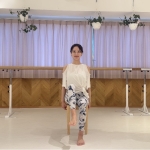 息を吐きながら、片膝をお腹の力を使って胸に近づけるように持ち上げ、ゆっくり下ろす。