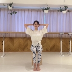 両手を頭の後ろに添えて、膝を持ち上げるタイミングで上半身を軽くひねり、反対側の肘を持ち上げた膝に近づける