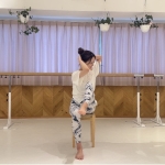 両手を頭の後ろに添えて、膝を持ち上げるタイミングで上半身を軽くひねり、反対側の肘を持ち上げた膝に近づける