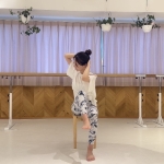 両手を頭の後ろに添えて、膝を持ち上げるタイミングで上半身を軽くひねり、反対側の肘を持ち上げた膝に近づける