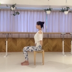 椅子に浅く座り、背筋を伸ばす。