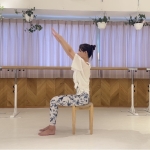お腹に力を入れたまま、息を吐きながらゆっくり元の姿勢へ戻る