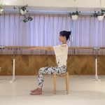 お腹に力を入れたまま、息を吐きながらゆっくり元の姿勢へ戻る