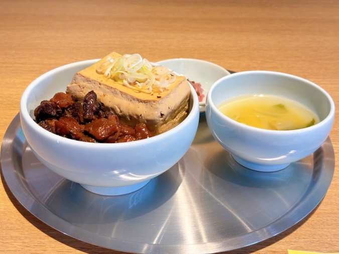 STAND T -HAKATA- 牛すじ煮込み丼